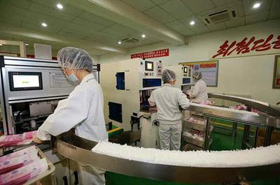 金正恩視察衛(wèi)生用品工廠 強(qiáng)調(diào)質(zhì)量與設(shè)計(jì)同步提升，滿足國(guó)際標(biāo)準(zhǔn)